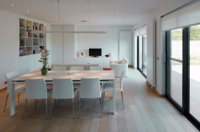 Lichte kleuren verruimen deze woning